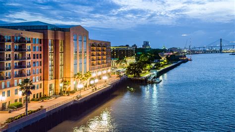 restaurants near marriott savannah riverfront.